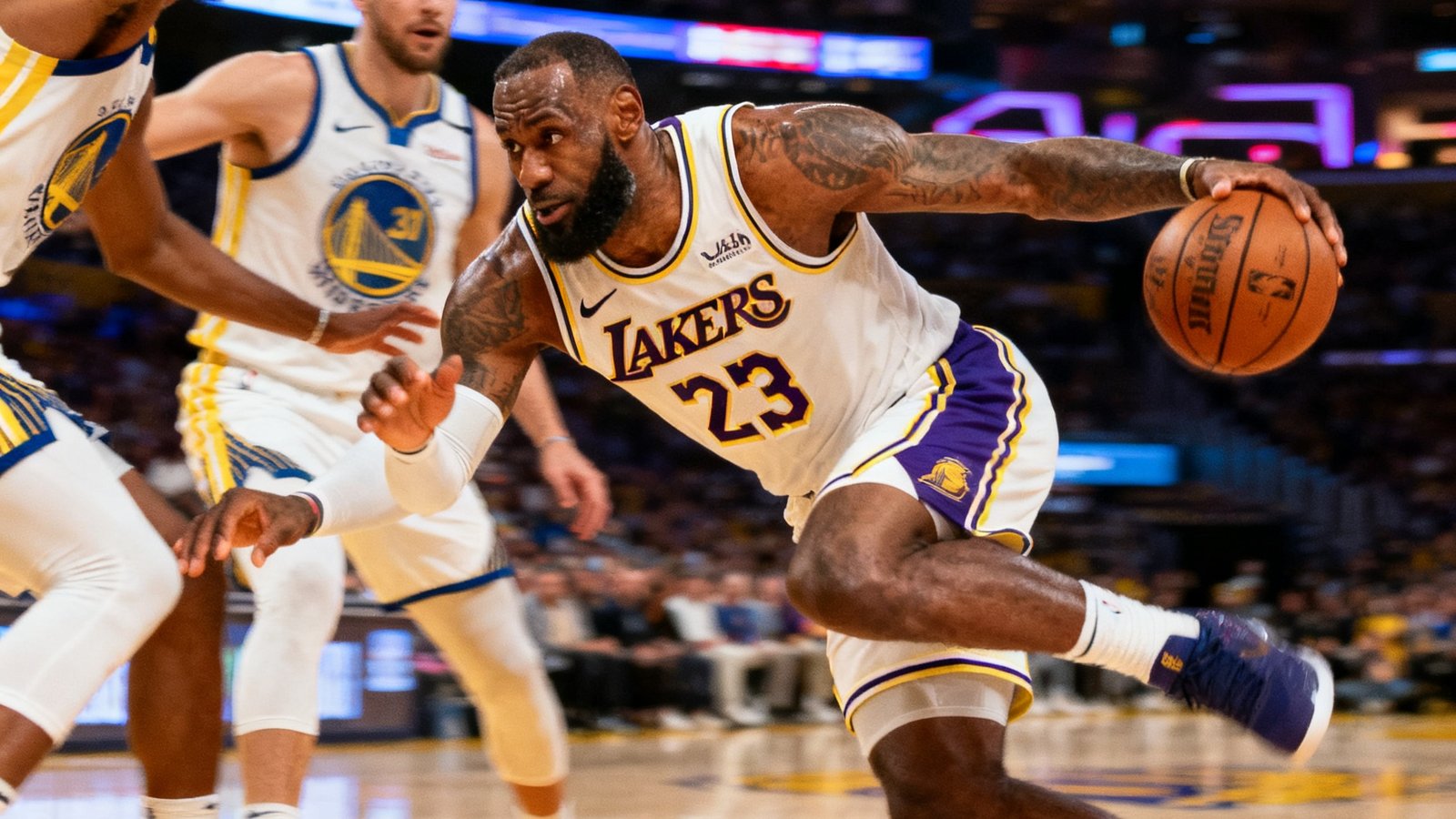 湖人队与勇士队NBA季后赛激烈对抗，勒布朗突破上篮瞬间